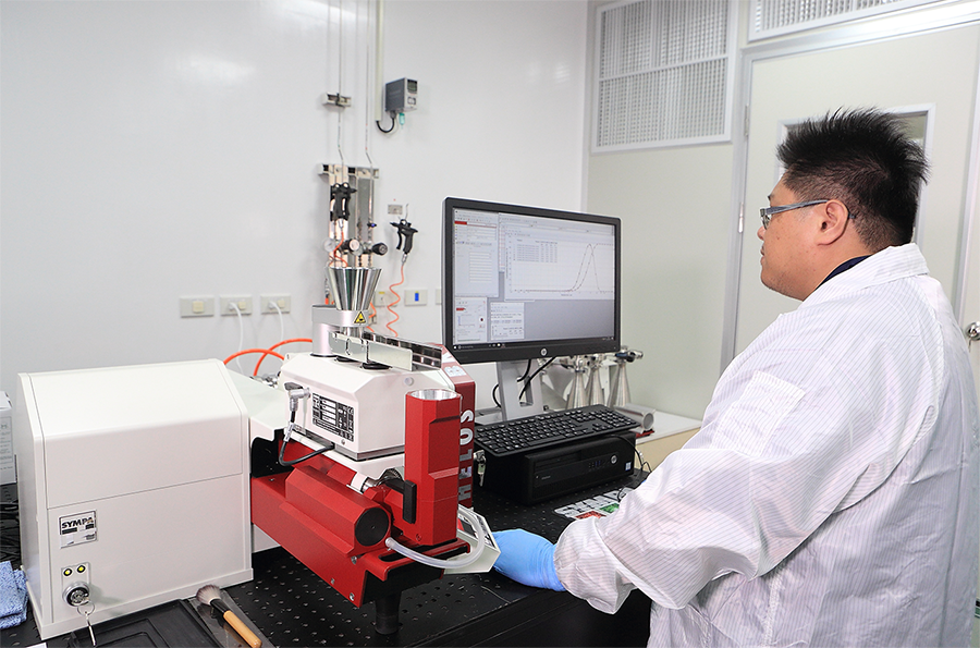 张峻铭博士在核心实验室分析金属粉末材料并讲解雷尼绍粉材优势.png